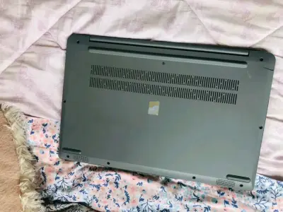 Laptop Lenovo Intel Core i5 en buen estado - miniatura 4