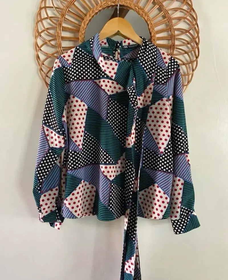 Blusa estampada de mujer Zara con diseño geométrico