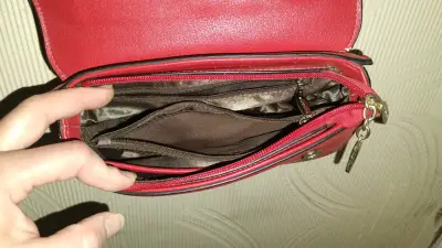Cartera roja con diseño de rayo - miniatura 1