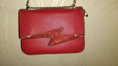 Cartera roja con diseño de rayo - miniatura 2