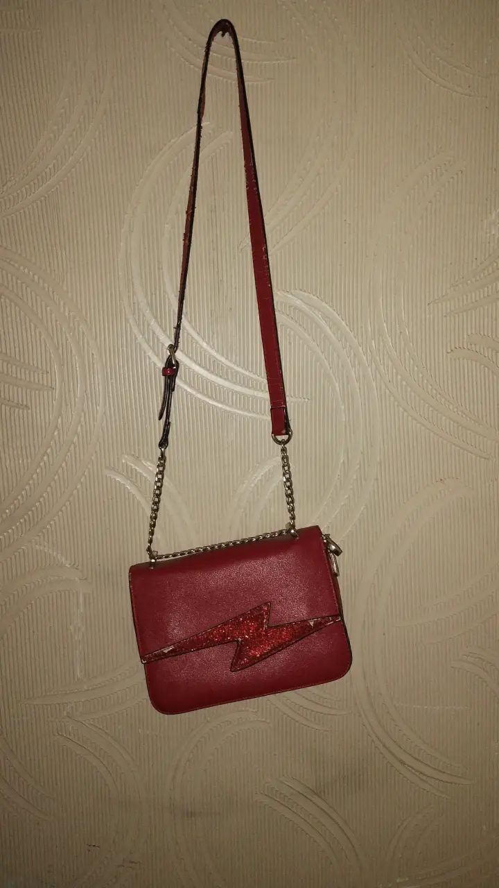 Cartera roja con diseño de rayo - 3