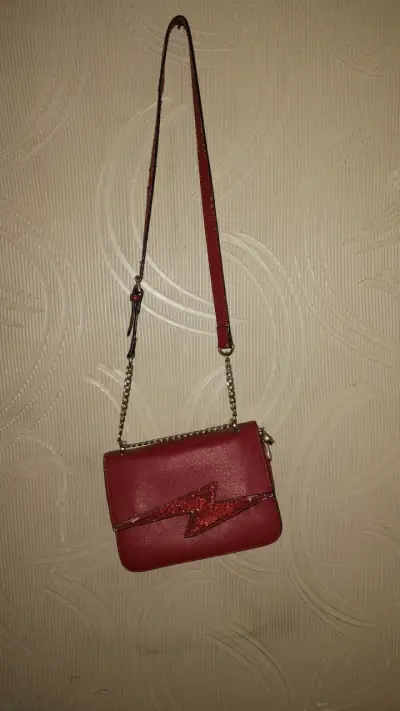 Cartera roja con diseño de rayo - miniatura 3