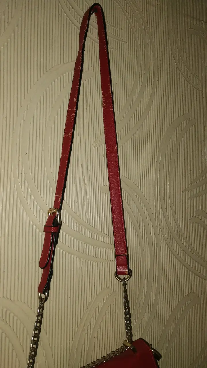 Cartera roja con diseño de rayo - 4