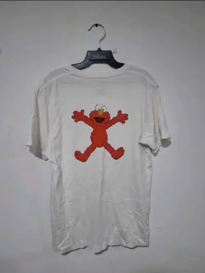 Polera Uniqlo Kaws Sesame Street Elmo Blanca - miniatura 1