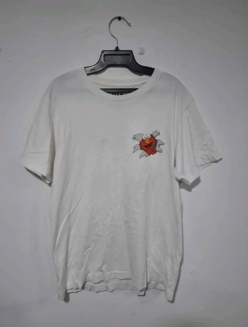 Polera Uniqlo Kaws Sesame Street Elmo Blanca - 2