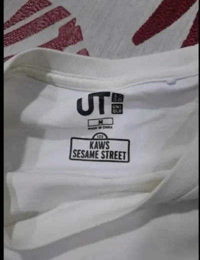 Polera Uniqlo Kaws Sesame Street Elmo Blanca - miniatura 3