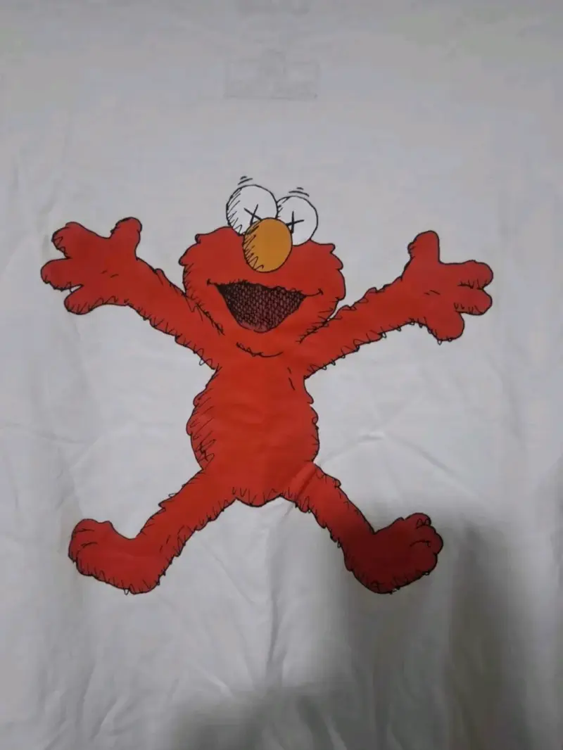 Polera Uniqlo Kaws Sesame Street Elmo Blanca - 4