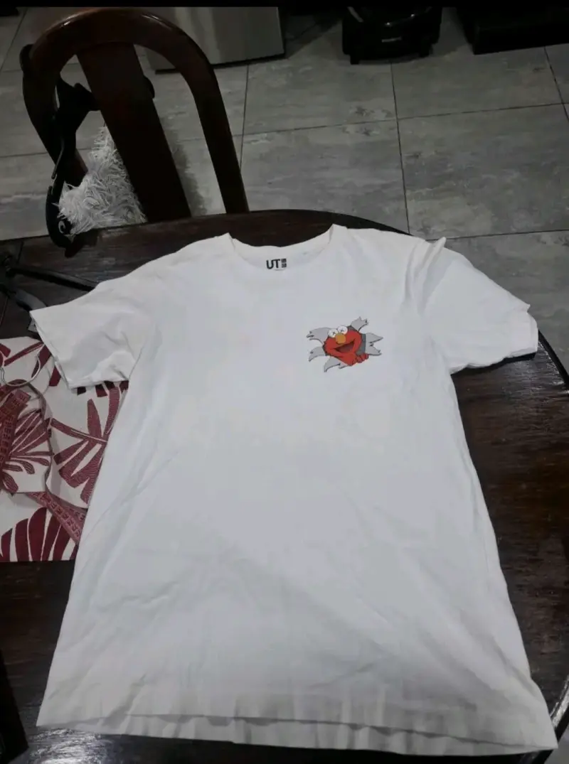 Polera Uniqlo Kaws Sesame Street Elmo Blanca - 6