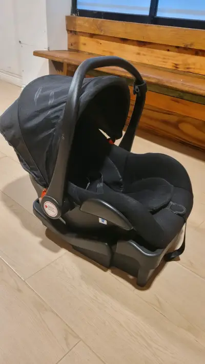 Coche de bebé negro con silla de auto - miniatura 1