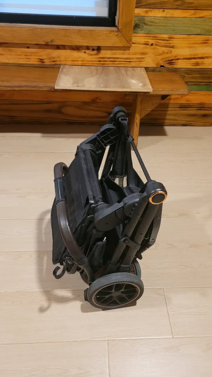 Coche de bebé negro con silla de auto - 2