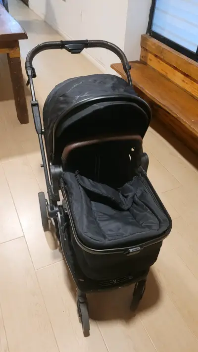 Coche de bebé negro con silla de auto - miniatura 3