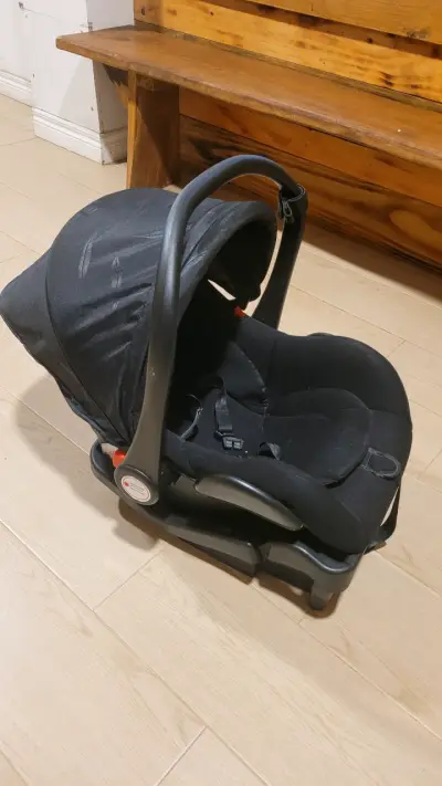 Coche de bebé negro con silla de auto - miniatura 5