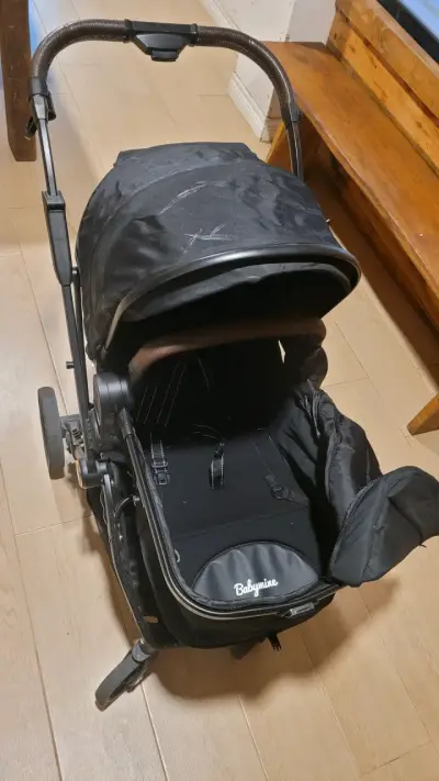 Coche de bebé negro con silla de auto - miniatura 6