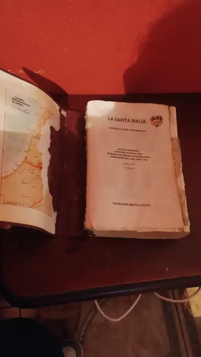 Biblia con tapa de cuero marrón - miniatura 2