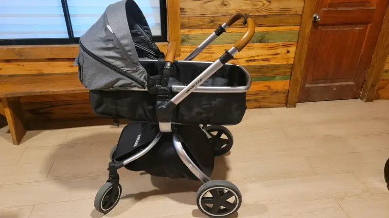 Coche de bebé gris con manillar ajustable - 1