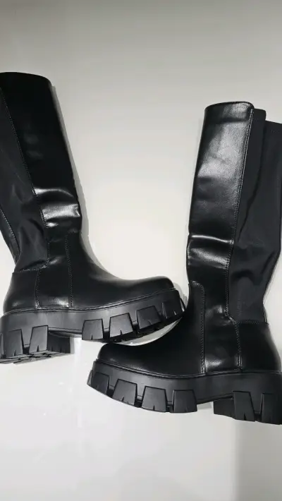 Botas negras  para mujer con suela gruesa nro 35 - miniatura 4