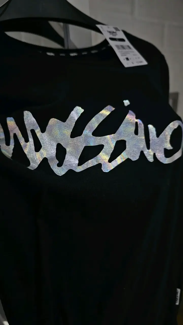 Polera negra Mossimo con logo holográfico - 2