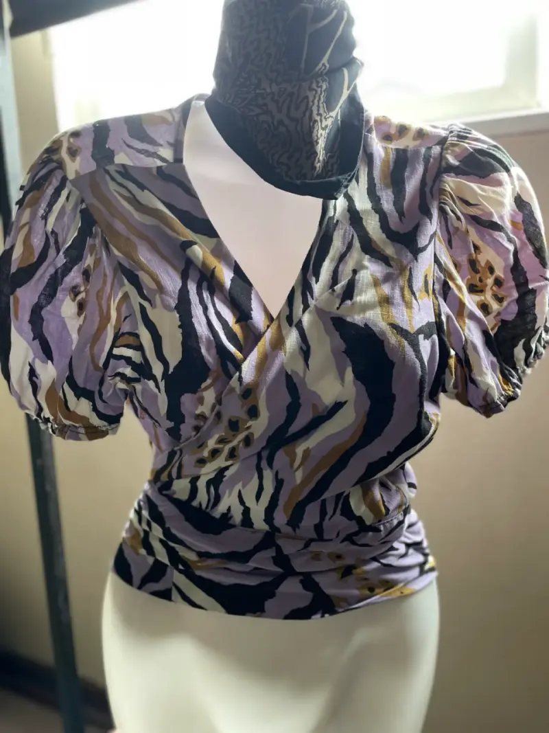 Blusa metálica con mangas abullonadas - 3