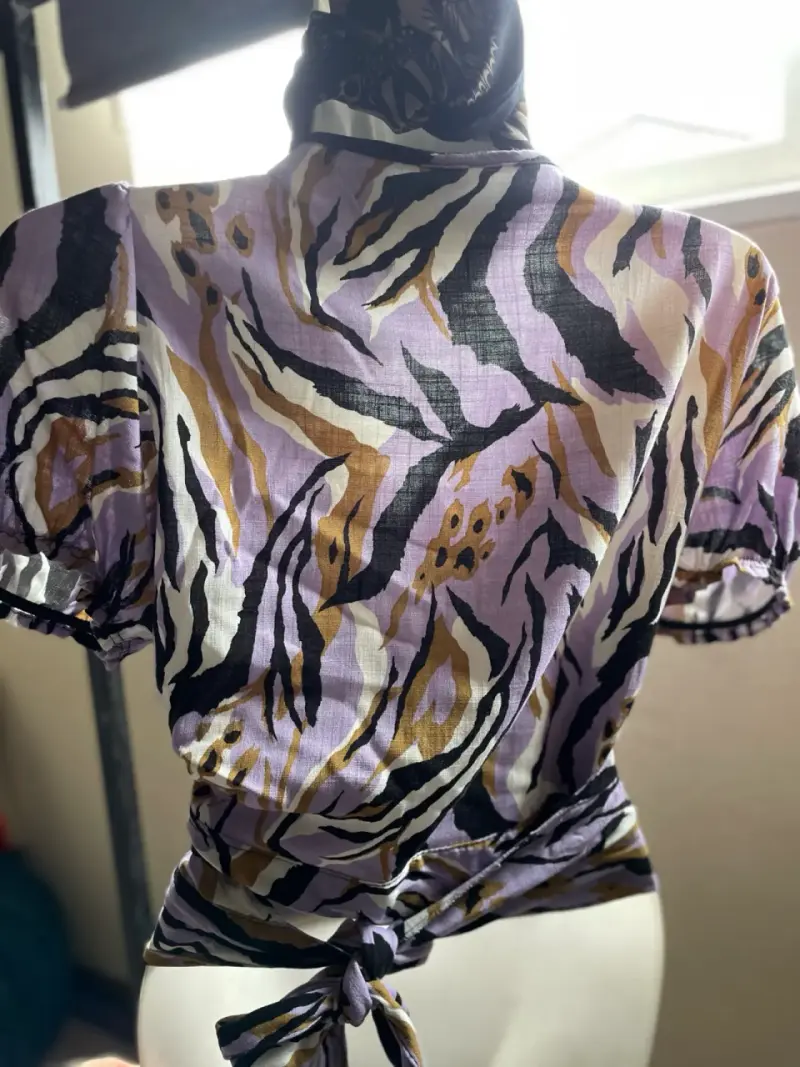 Blusa metálica con mangas abullonadas - 4