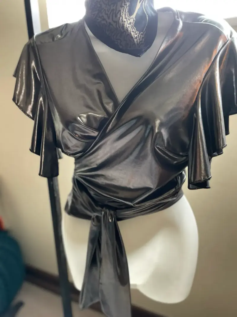 Blusa metálica con mangas abullonadas - 5