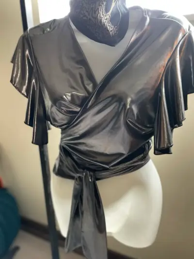 Blusa metálica con mangas abullonadas - miniatura 5
