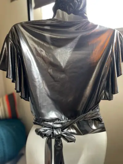 Blusa metálica con mangas abullonadas - miniatura 6