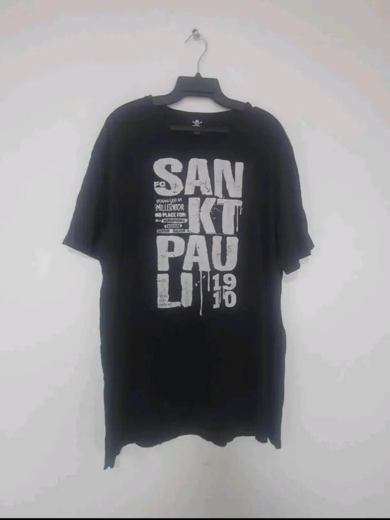 Polera Negra FC St. Pauli con Estampado - 1