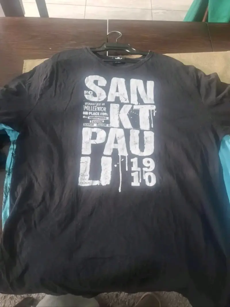 Polera Negra FC St. Pauli con Estampado - 4