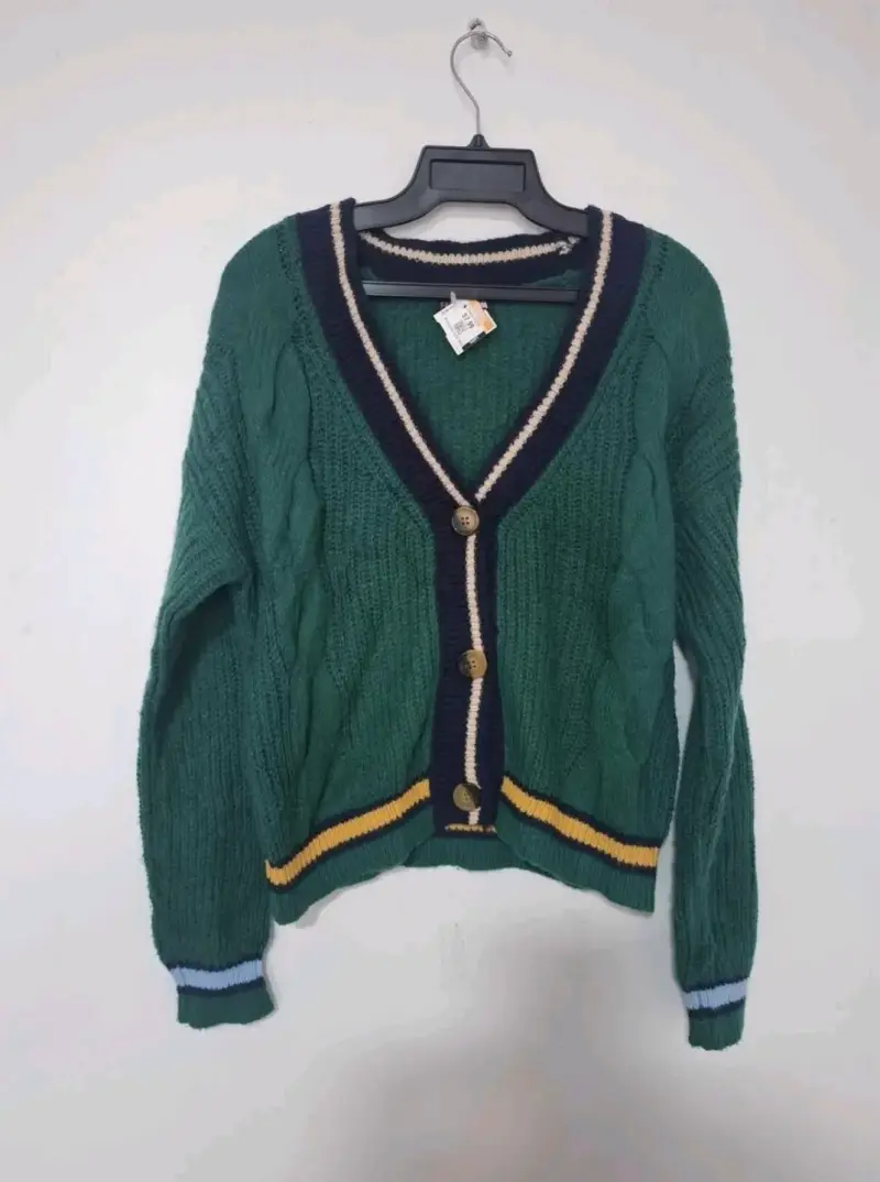 Cárdigan Verde Fashion Nova con Detalles a Rayas - 1