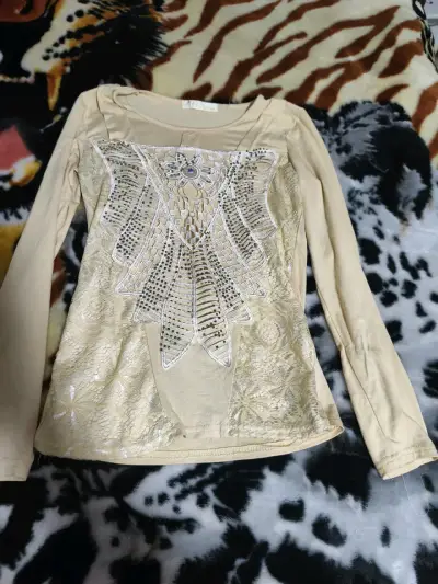 Blusa beige con encaje y detalles brillantes - miniatura 1