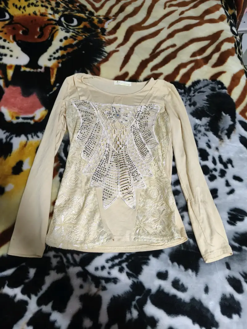 Blusa beige con encaje y detalles brillantes - 2