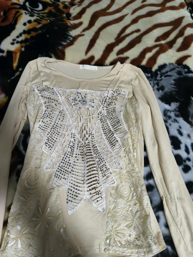 Blusa beige con encaje y detalles brillantes - 3