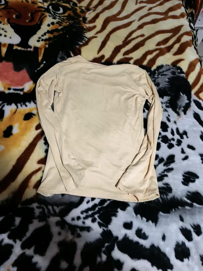 Blusa beige con encaje y detalles brillantes - 4
