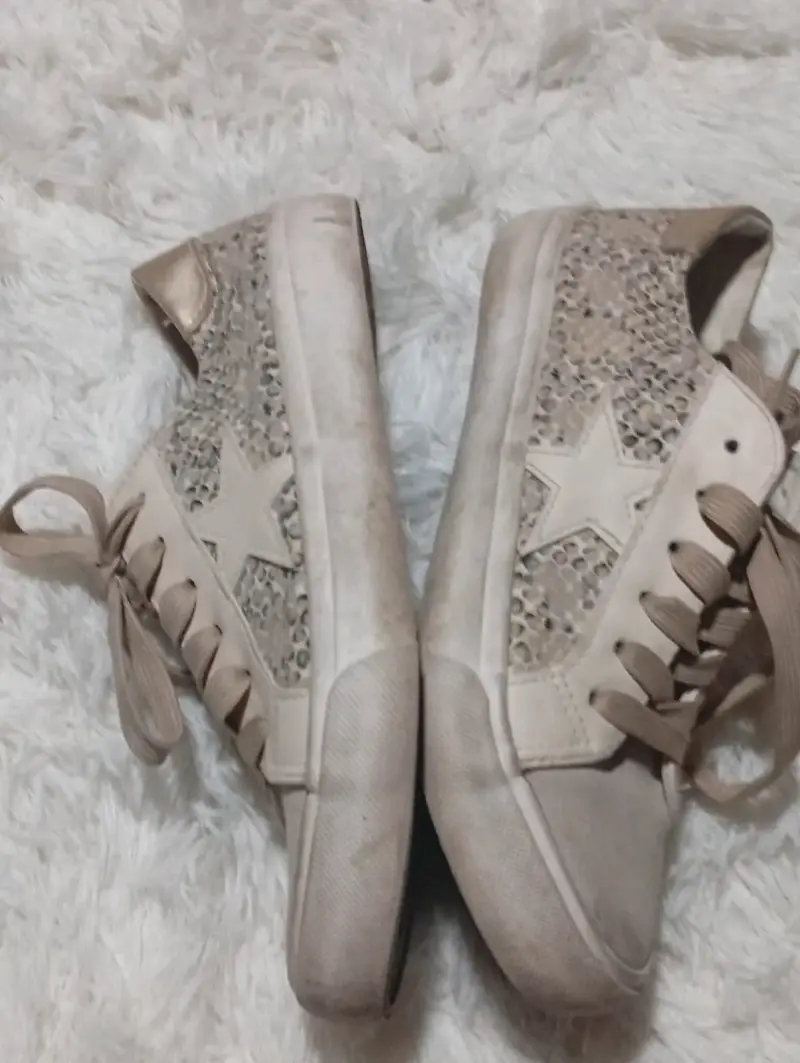 Zapatillas beige con diseño de estrella - 1