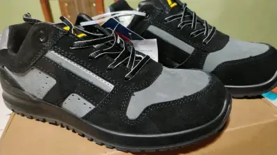 Zapatillas de seguridad negras y grises - miniatura 1