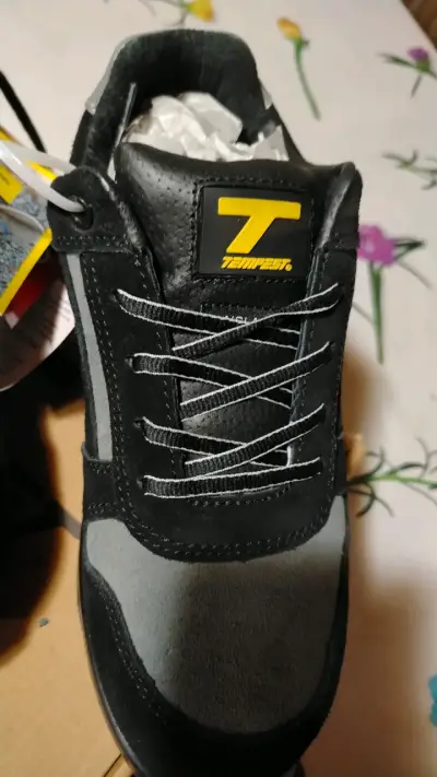 Zapatillas de seguridad negras y grises - miniatura 2