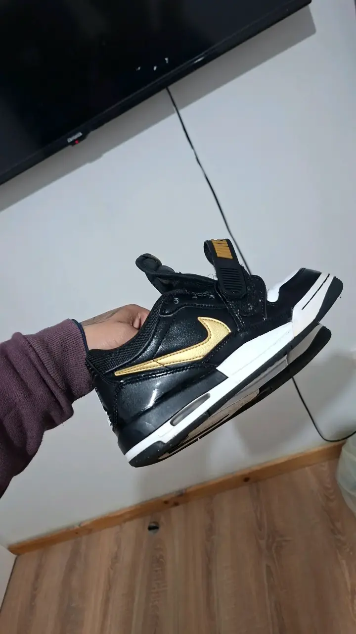 Zapatillas Air Jordan negras y blancas para niños - 2