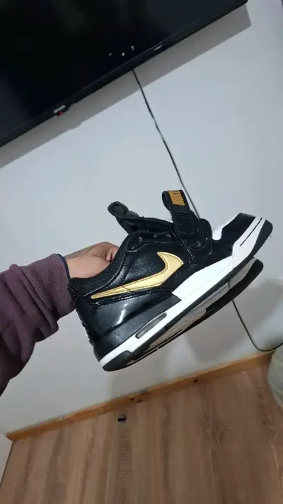 Zapatillas Air Jordan negras y blancas para niños - miniatura 2