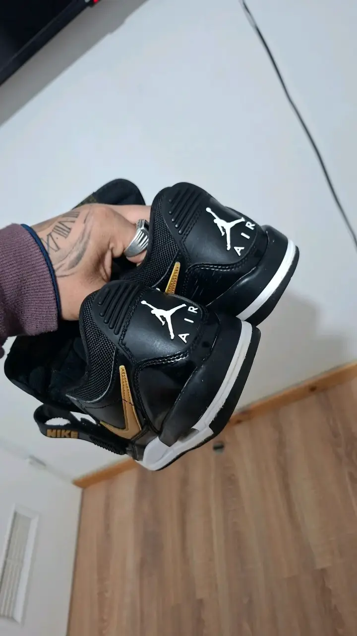 Zapatillas Air Jordan negras y blancas para niños - 3