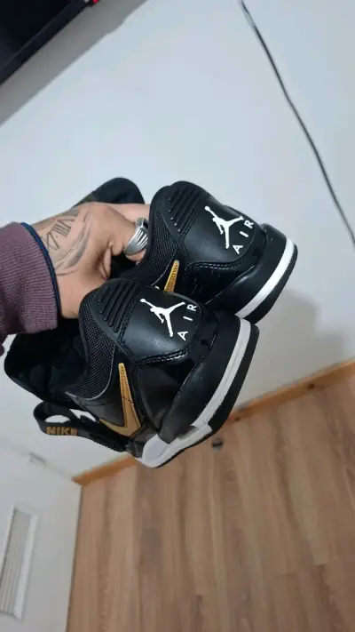 Zapatillas Air Jordan negras y blancas para niños - miniatura 3