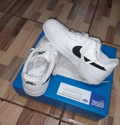 Zapatillas deportivas Nike Air blancas y negras - miniatura 1