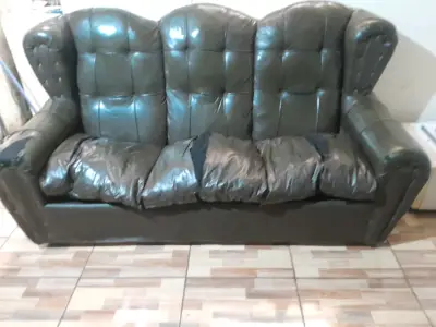 Sofá de cuero verde con desgaste visible - miniatura 2