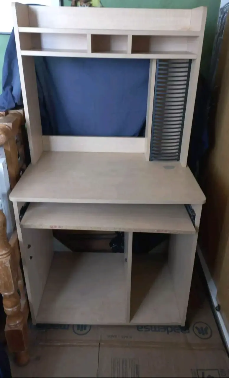 Escritorio de madera con estantes