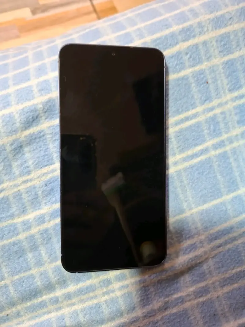 Smartphone Samsung Galaxy S24 en buen estado - 2