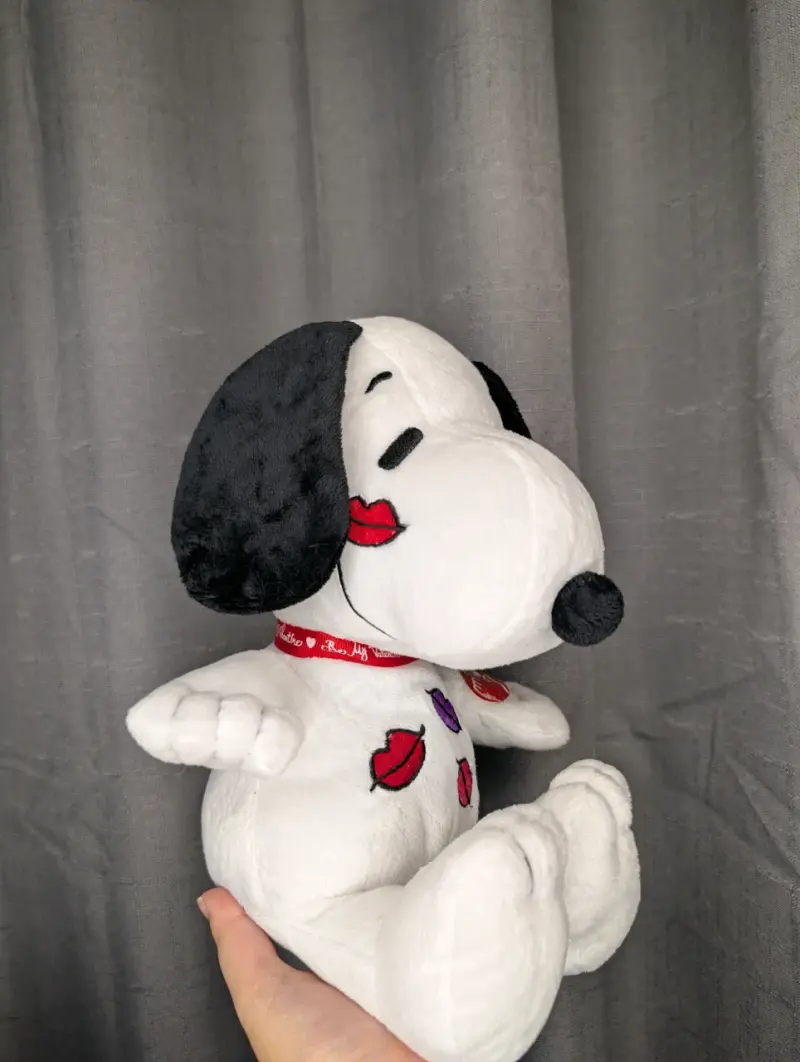 Peluche Snoopy con diseño de besos - 2