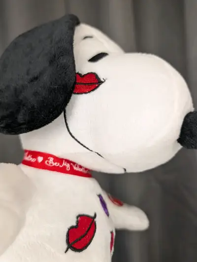Peluche Snoopy con diseño de besos - miniatura 3
