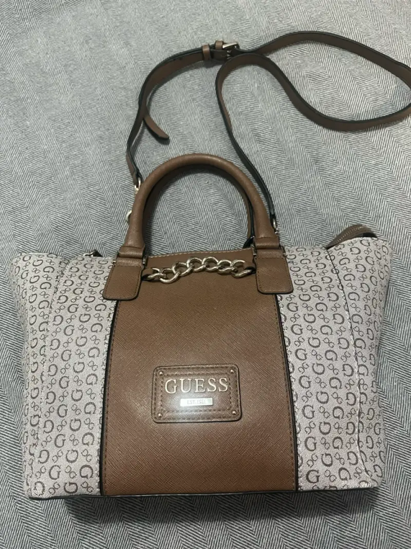 Bolso de mano Guess marrón con diseño monograma - 1