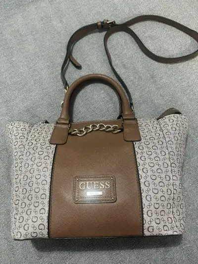 Bolso de mano Guess marrón con diseño monograma - miniatura 1