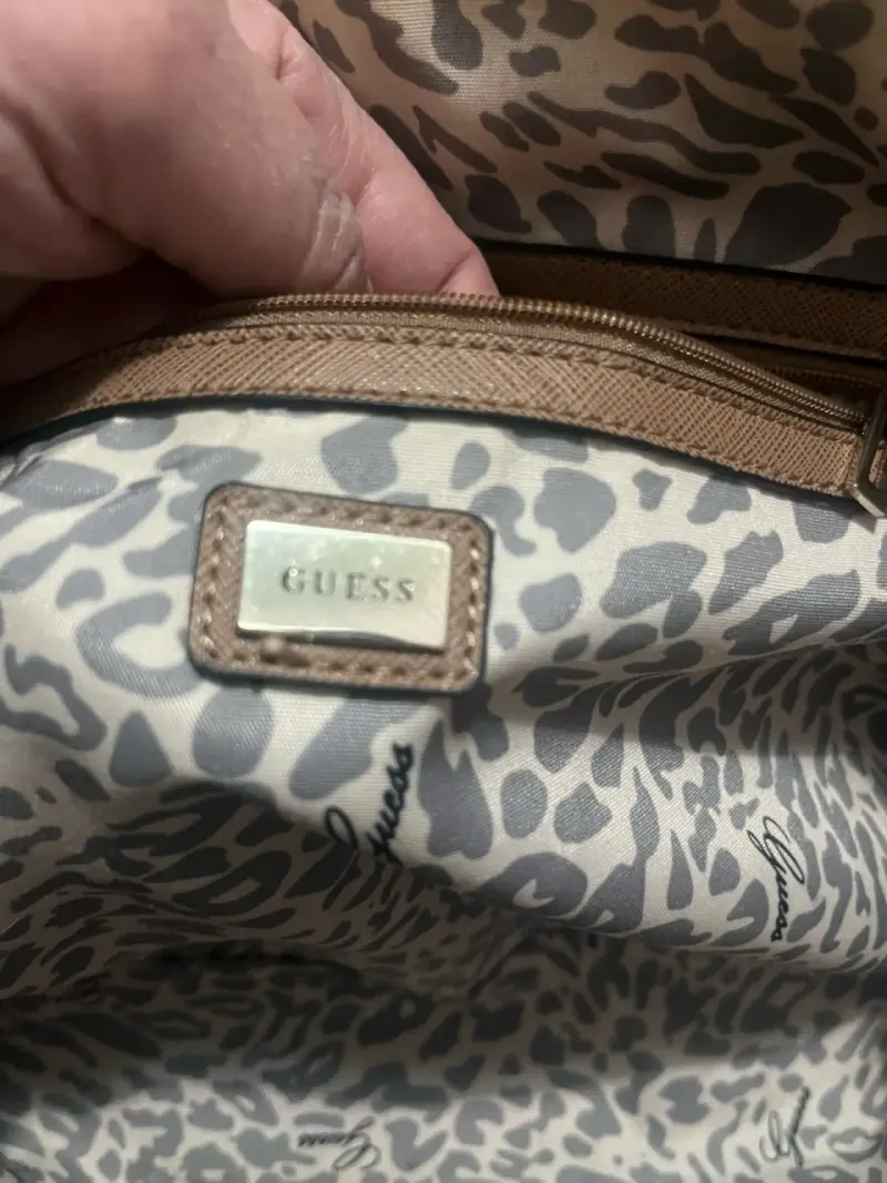 Bolso de mano Guess marrón con diseño monograma - 3