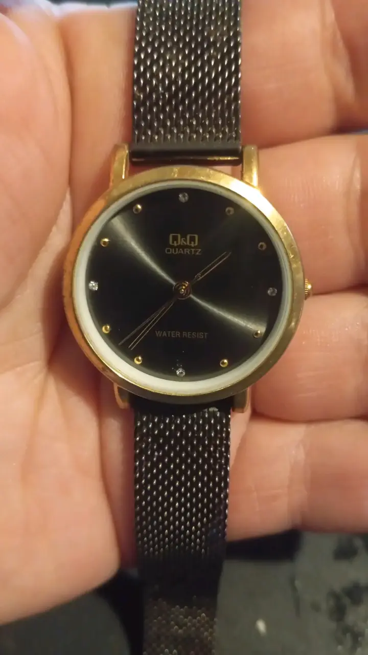 Reloj Q&Q Quartz Negro y Dorado